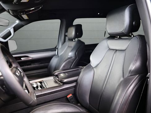 Used 2023 Jeep Wagoneer Series II image 2