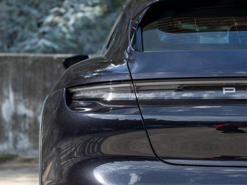 Certified 2022 Porsche Taycan 4 Cross Turismo image 18