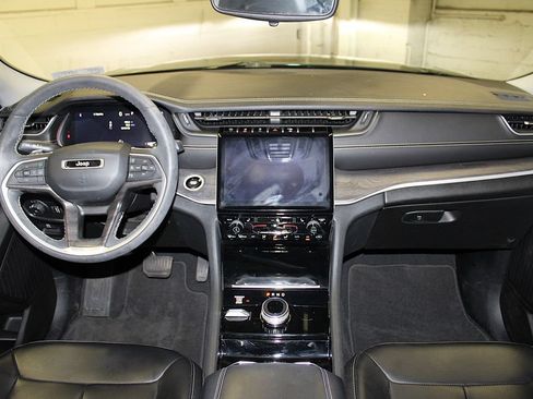 Certified 2023 Jeep Grand Cherokee L Limited AWD/4WD image 9