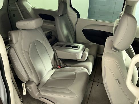 Used 2018 Chrysler Pacifica Touring Plus FWD image 27