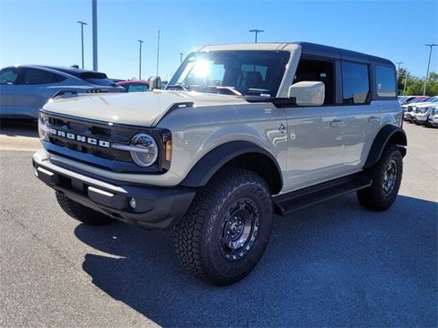New 2025 Ford Bronco Outer Banks w/ Sasquatch Package image 3