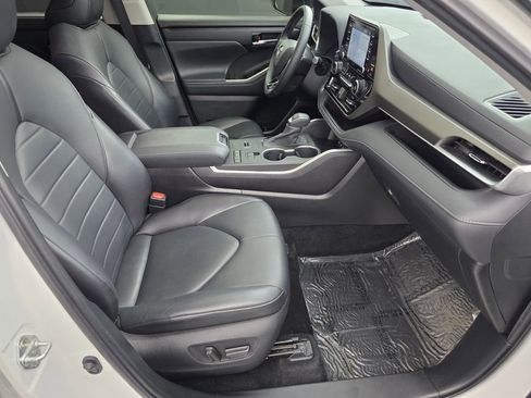 Used 2021 Toyota Highlander XLE FWD image 29