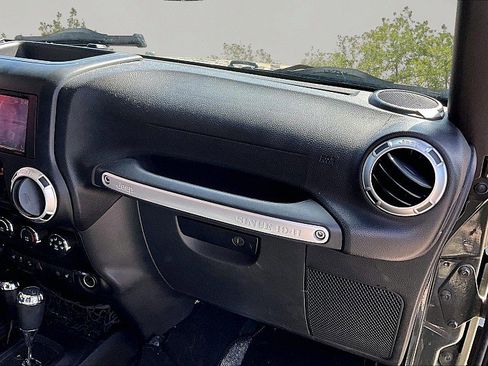 Used 2015 Jeep Wrangler Unlimited Sahara w/ Connectivity Group image 26