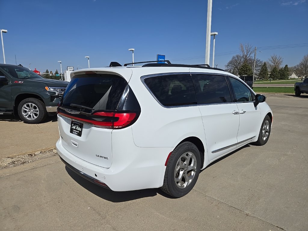 Used 2023 Chrysler Pacifica Limited FWD image 9