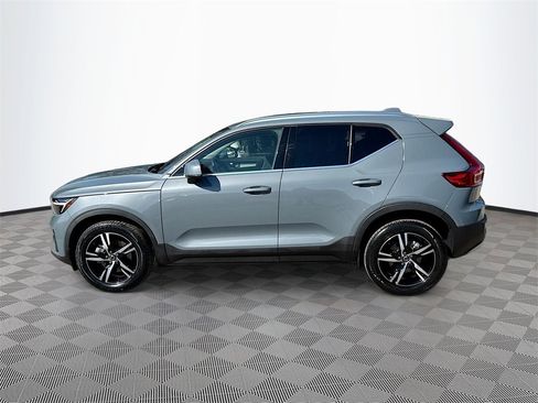 Used 2023 Volvo XC40 B4 Plus image 9