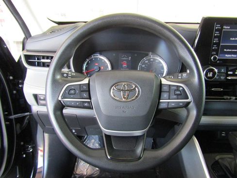 Used 2022 Toyota Highlander L FWD image 13