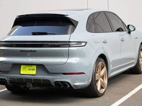 Used 2024 Porsche Cayenne Turbo AWD/4WD image 58