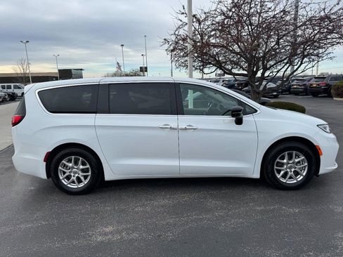 Used 2024 Chrysler Pacifica Touring-L FWD image 2