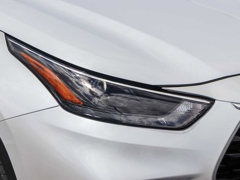 Certified 2024 Toyota Highlander XLE AWD/4WD image 12