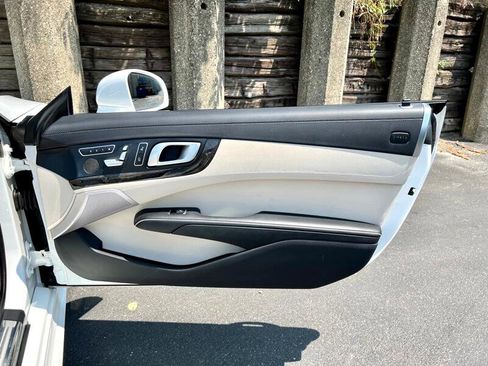 Used 2017 Mercedes-Benz SL 550 image 25