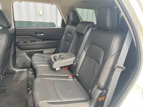 Used 2025 Nissan Pathfinder SL FWD image 21