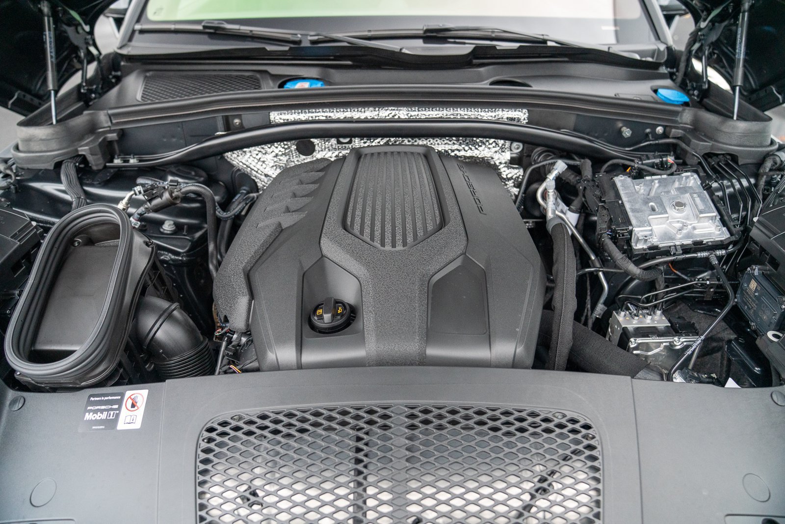 Certified 2026 Porsche Macan AWD/4WD image 29
