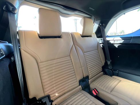 Used 2025 Land Rover Discovery Dynamic SE image 27