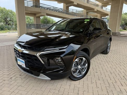 Used 2025 Chevrolet Blazer LT FWD image 3