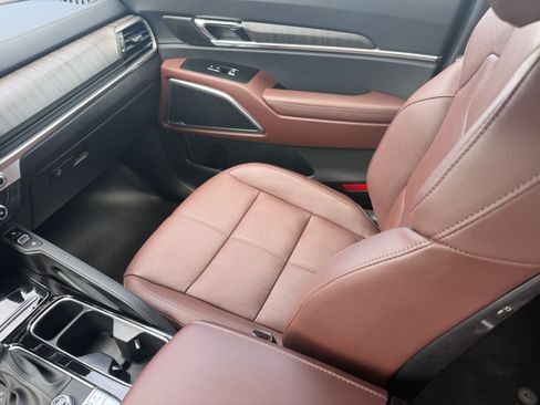 Certified 2024 Kia Telluride EX w/ EX Captain's Chair Package FWD image 17