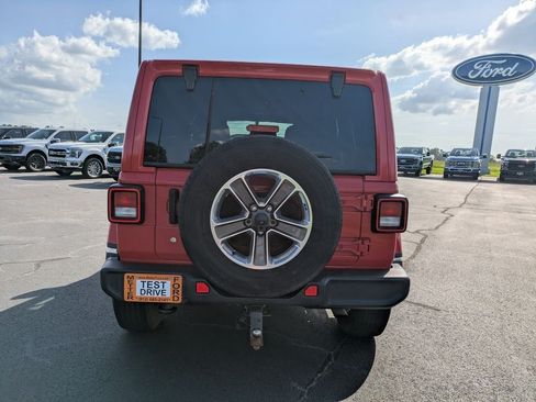 Used 2018 Jeep Wrangler Unlimited Sahara AWD/4WD image 5