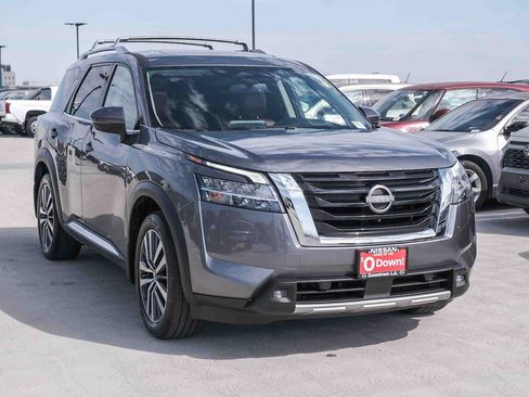 Used 2022 Nissan Pathfinder Platinum w/ Lighting Package (N92) FWD image 3