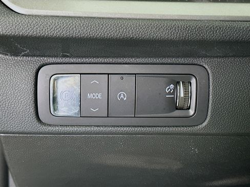 Used 2025 Chevrolet Traverse LT image 17