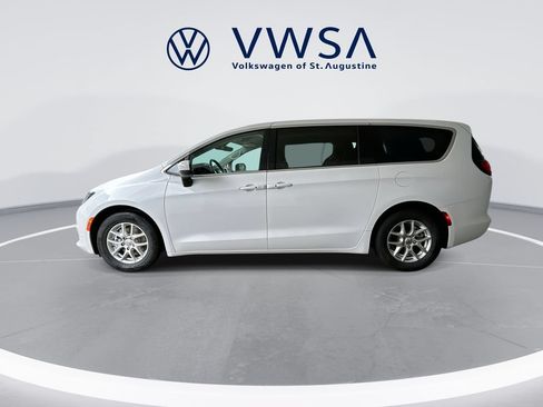 Used 2023 Chrysler Voyager LX FWD image 5