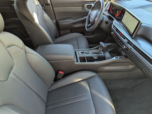 Certified 2025 Kia Sorento EX image 9