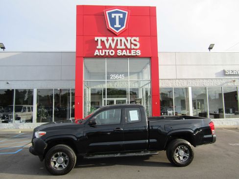 Used 2017 Toyota Tacoma SR AWD/4WD image 1