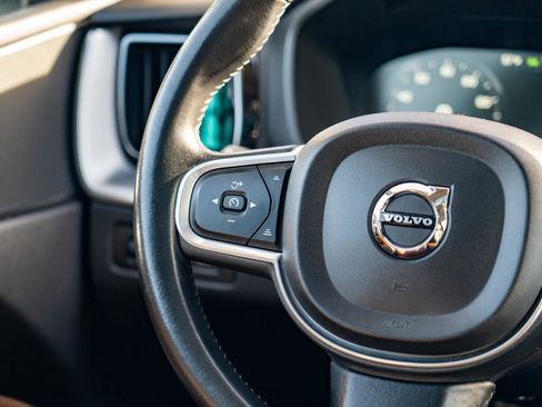 Used 2018 Volvo XC60 T5 Momentum w/ Convenience Package image 24