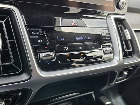 Used 2022 Kia Sorento EX w/ Panoramic Sunroof Package FWD image 17