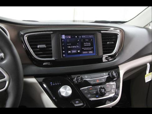 Used 2024 Chrysler Voyager LX image 9