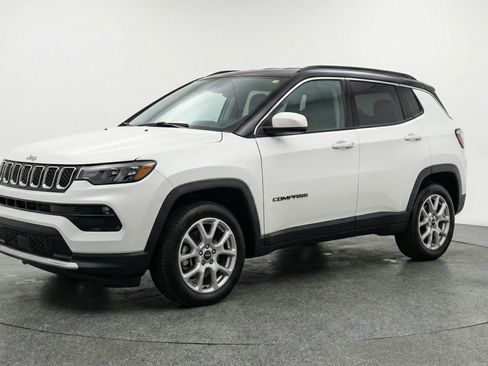 Used 2025 Jeep Compass Limited AWD/4WD image 3