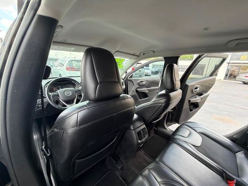 Used 2019 Jeep Cherokee Latitude Plus FWD image 13