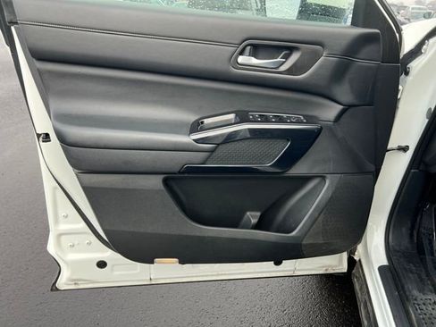 Used 2022 Nissan Pathfinder SV image 11