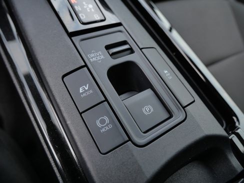 Certified 2025 Toyota Prius LE image 33