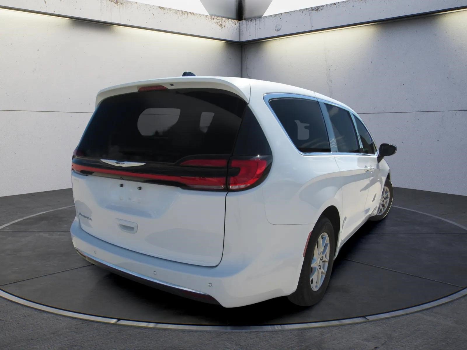 Used 2024 Chrysler Pacifica Touring-L FWD image 3