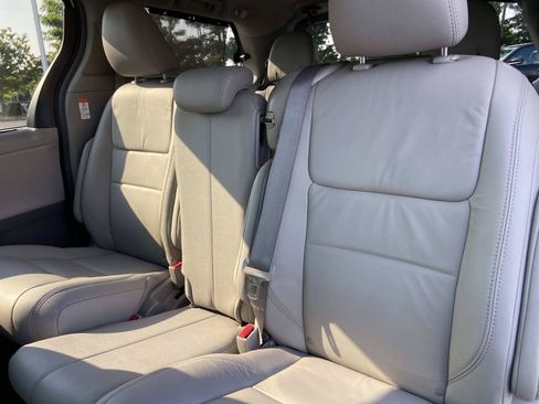 Used 2017 Toyota Sienna XLE w/ XLE Navigation Package FWD image 11