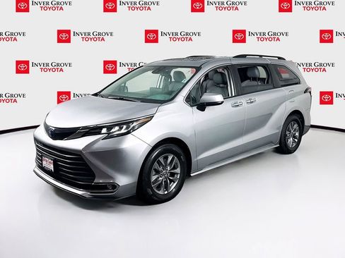 Used 2022 Toyota Sienna XLE image 1