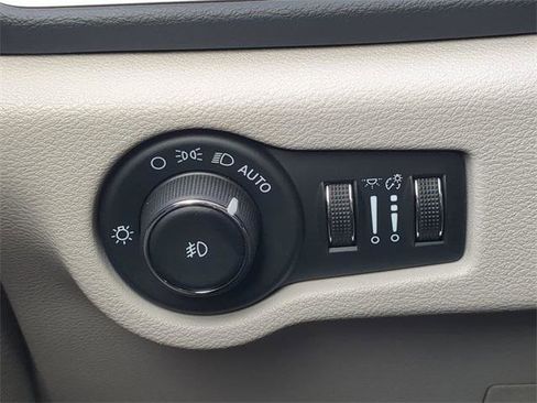 Certified 2024 Chrysler Pacifica Touring-L image 29