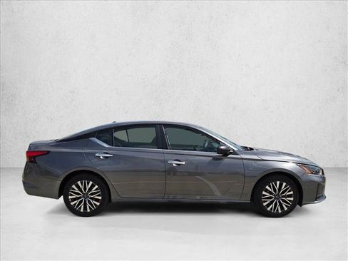 Used 2025 Nissan Altima 2.5 SV FWD image 4