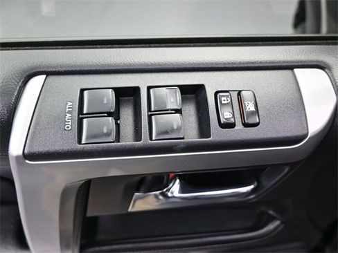 Used 2016 Toyota 4Runner SR5 Premium image 11