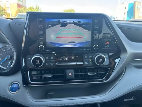 Used 2022 Toyota Highlander XLE AWD/4WD image 12