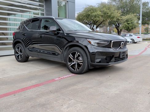 Used 2025 Volvo XC40 B5 Core image 2