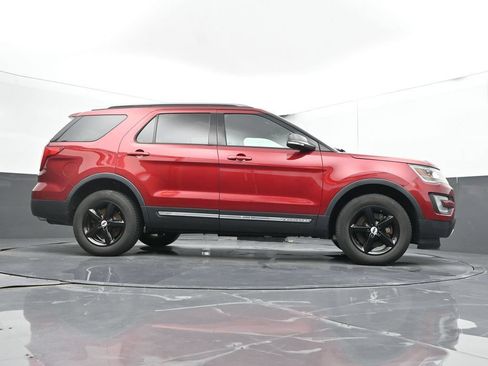 Used 2016 Ford Explorer XLT w/ Equipment Group 202A AWD/4WD image 23