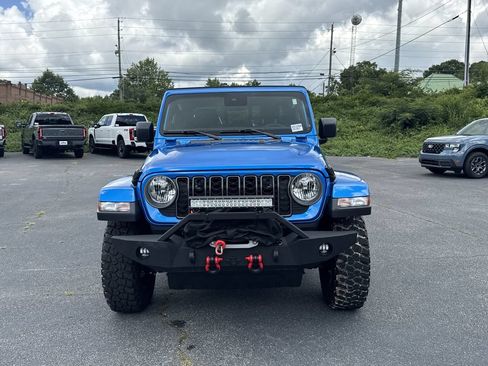 Used 2025 Jeep Gladiator Sport AWD/4WD image 2