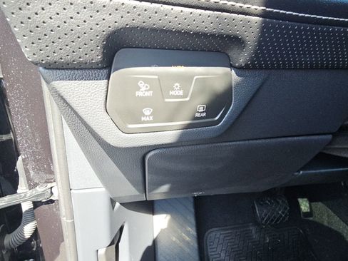 Used 2024 Volkswagen Atlas SEL AWD/4WD image 23