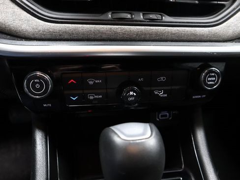 Used 2024 Jeep Compass Latitude image 32