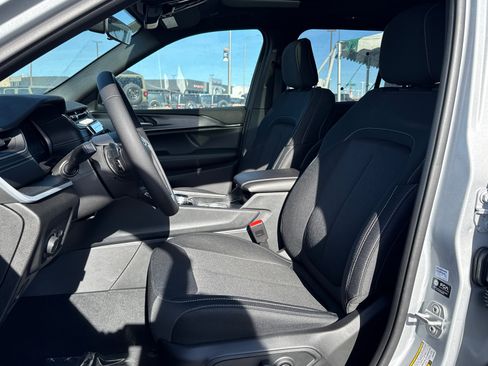 New 2025 Jeep Grand Cherokee Laredo AWD/4WD image 9