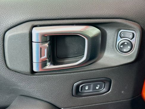 Used 2023 Jeep Wrangler Unlimited Sahara AWD/4WD image 17