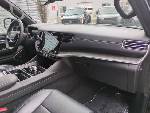 Used 2024 Jeep Wagoneer L Series III w/ Flexible Seating Group AWD/4WD image 32