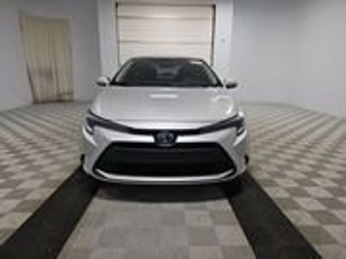Used 2025 Toyota Corolla XLE image 2