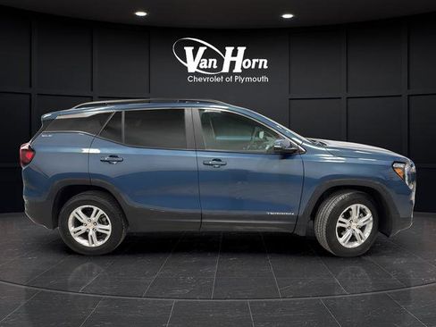 Used 2024 GMC Terrain SLE w/ Driver Convenience Package image 2