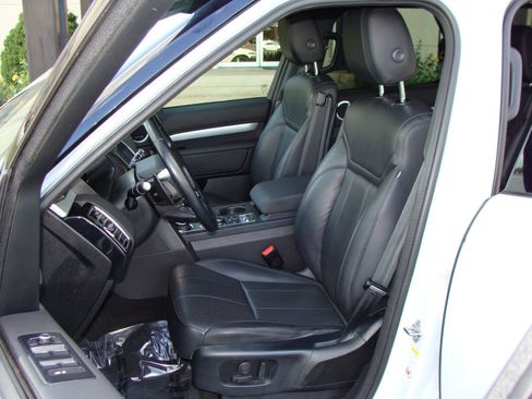 Used 2020 Land Rover Discovery Landmark image 7